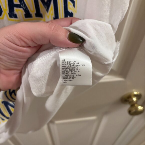 Notre Dame Fighting Irish Women's Distressed Crop V-Neck White T-Shirt ~ Large - Picture 4 of 5